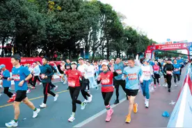 2024上合昆明马拉松举行 2.6万名跑者用脚步丈量绿美春城图片