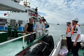 广东湛江海事部门启动防台风Ⅲ级应急响应，所有船舶进入锚地避风图片