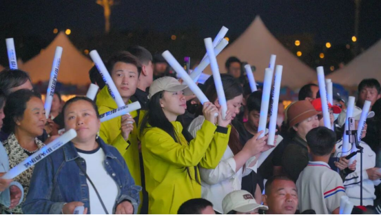 夜幕乐章：街头音乐会奏响幸福旋律