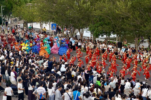 【央媒聚焦丨人民网】万人参与油城河畔狂欢大巡游