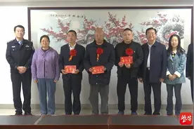 凡人善举：公交司机接力救火，好样的！图片