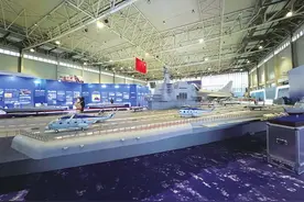 辽宁舰微缩版“闪现”南阳 这场国防展带你“探海”图片