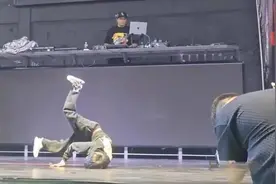 太燃了！爸爸近乎全盲妈妈肌肉萎缩，11岁残疾男孩街舞“封神”图片