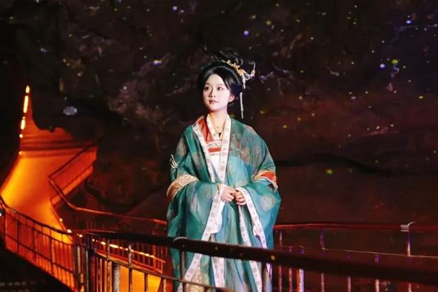 “洛阳怎么一下雪，就封神。”