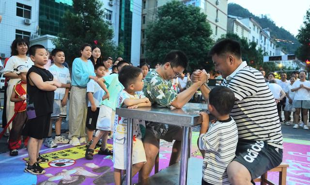 宁陕“村光大道”激活消费新“夜”态