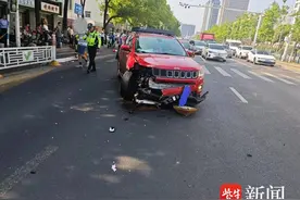 影响他人行驶如何定责？小轿车路口随意变道，致直行小车撞上护栏图片