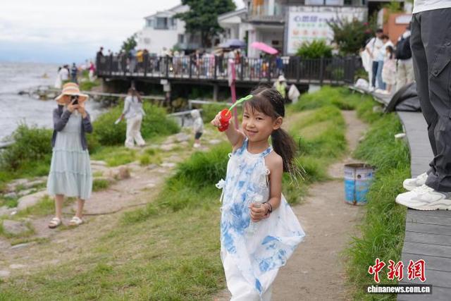云南大理：暑期旅游持续火爆