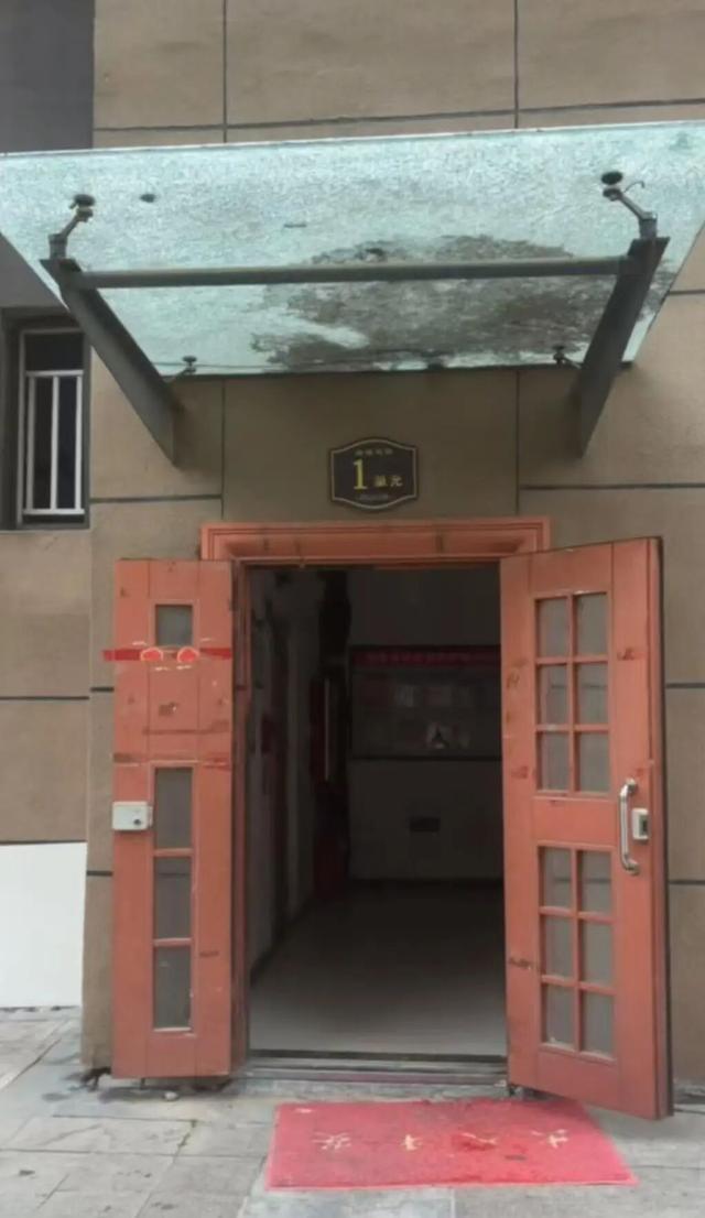 “妻儿三人被发小杀害案”明日开庭，受害人婆婆泣不成声：孩子倒地都扒不起来，嫌犯回到现场装无事安慰受害人家属，撒谎掩盖自己受伤原因