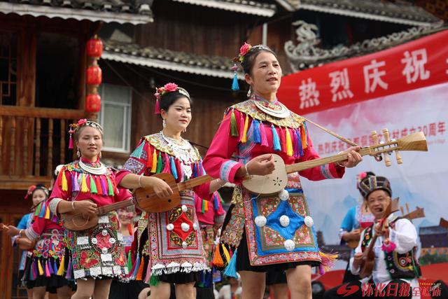 芦笙齐鸣贺三十载 侗歌飞扬谱新篇——通道皇都侗文化村30周年庆典绽放民族团结之花