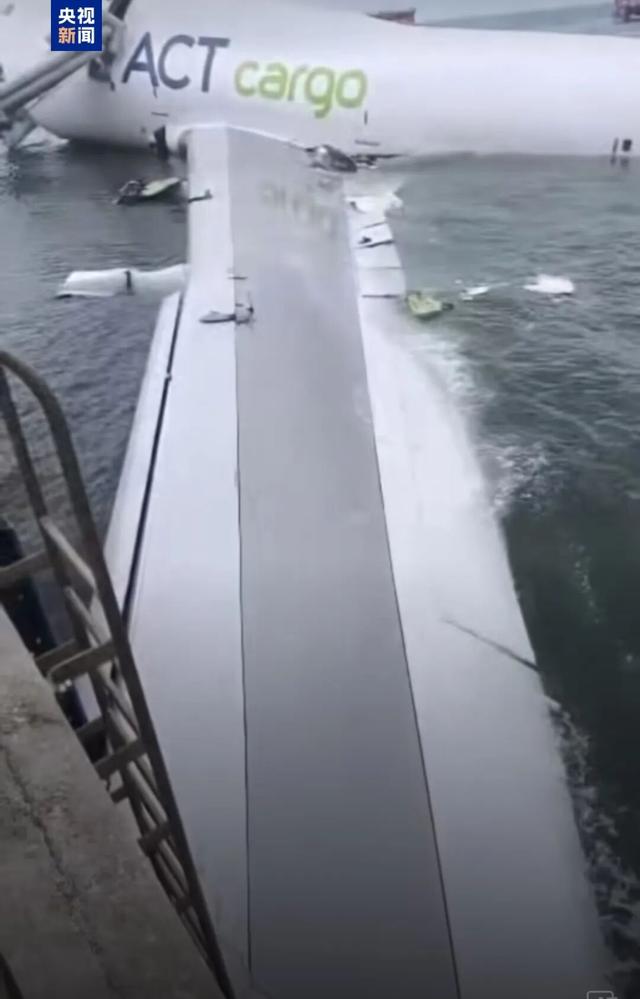 突发！迪拜出发的一架飞机降落香港机场时坠海，机上4名机组人员已获救，两地勤死亡，阿联酋航空回应
