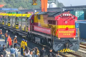 “贵州造”新能源客车出口老挝专列开行图片