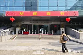 阅读预习写作业，春节假期收官，不少中小学生涌入图书馆“收心”图片