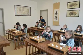 多瑙河畔，小姐妹的中文情缘图片