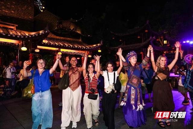 芙蓉镇海外社媒与国际合作落地双轨模式获评“2025文旅品牌出海百强案例”