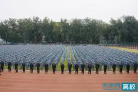 首都师范大学举行2022级学生军训开训仪式图片