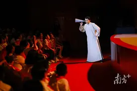 台上台下齐唱中国少年先锋队队歌，话剧《先锋少年》首演图片