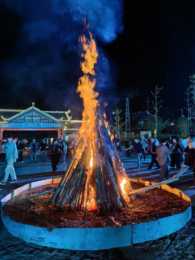 走进“黑衣壮”，难忘那坡、那山、那村、那晚……