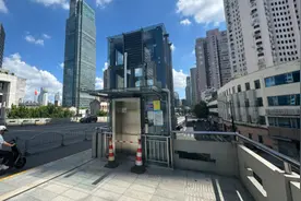一天仅限8小时，半年维修十几次？上海人行天桥加装电梯后，如何用好、管好图片