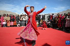 新疆塔县：非遗展演助力赏春经济图片