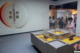 越王勾践剑“吸粉” 关联文创“走俏”图片