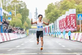 刷新国内选手汉马纪录！何杰：这是我最好的一面，感谢赛道两边的朋友高喊我的名字图片