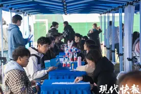 200多家优质用人单位参加，南邮这场招聘会提供就业岗位近1.5万个图片