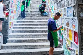 “彩绘凤凰”让环境在颜料的碰撞中“焕然一新”图片