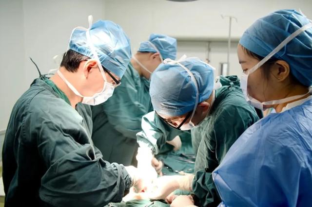 硬扛一夜，小伙痛失“蛋蛋”！医生提醒：黄金救治时间仅6小时