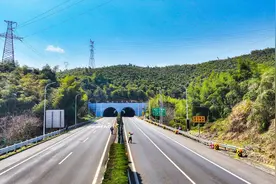 连续跨越高速和国道完成“极限作业”，两条110千伏备用线路地线成功拆除图片