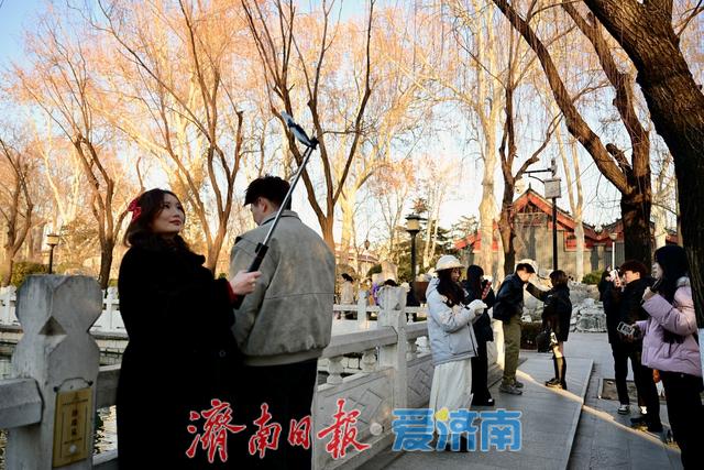 一年四季 泉在济南丨珍珠泉畔人气旺 游客打卡定格泉城冬日灵动之美