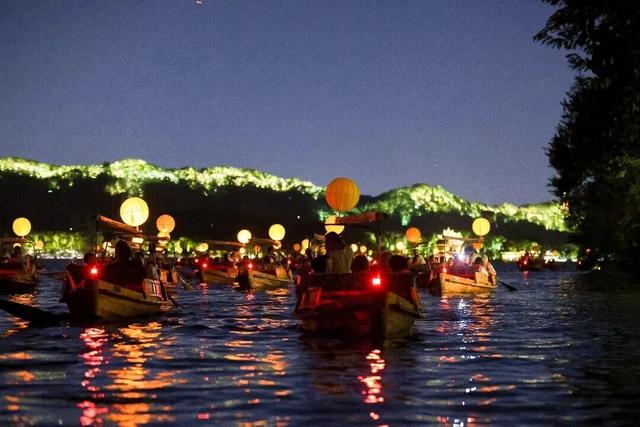 长假第六天杭州接待旅游人次274.77万，“月亮船”再次点亮西湖