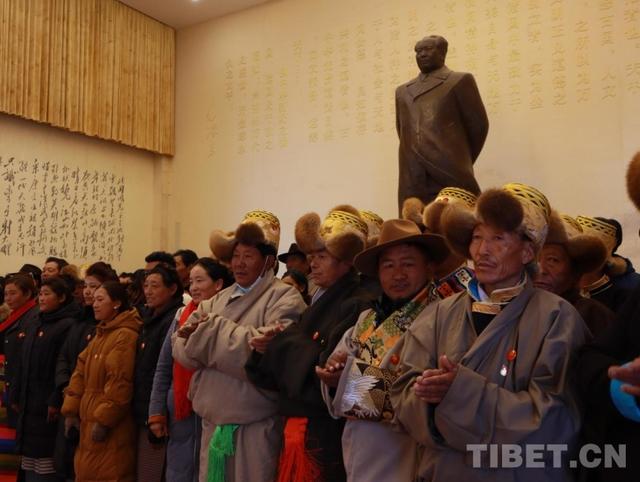 西藏各族各界群众在西藏毛主席像章博物馆纪念毛泽东同志诞辰132周年