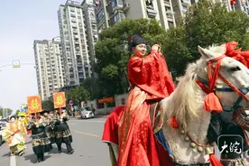 骑白马、坐花轿 古典婚礼现身池州街头图片