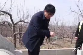 时隔76年后烈士亲属寻亲圆梦！千里奔赴异乡，在墓前掬上家乡水土图片