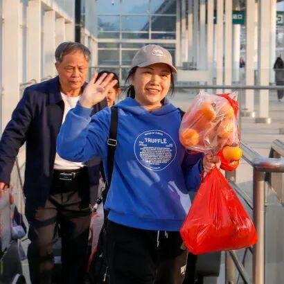 这座高铁站内，为啥众多旅客手拿树枝？