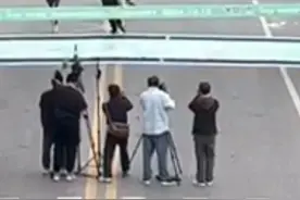 马拉松赛一男子阻挡冲刺选手？承办方：已批评教育图片