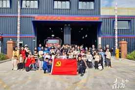 “萌娃”走进消防队，零距离探秘滨海湾“火焰蓝”图片