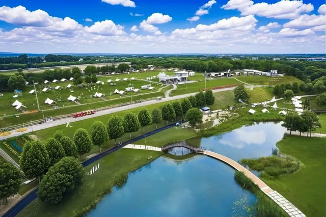 东天山骆驼队抵达忆江南度假区休整 豫疆文化交流盛典启幕