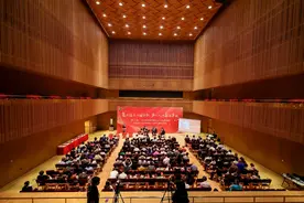 牵着导盲犬、摇着轮椅、戴着助听器……残疾人到“馄饨皮”听音乐党课是怎样的体验？图片