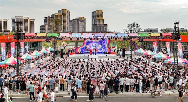 鄂西北三地千人联动，“鹿鸣邀约·银河之夜”2025七夕相亲游园盛典浪漫落幕