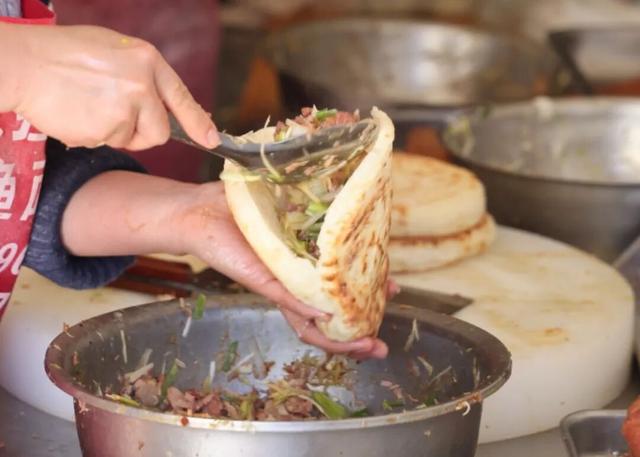 崔庙藏不住了！一碗凉皮竟吃哭了刚来3年的“牛马”打工人