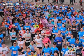 烟雨平湖逐梦奔腾！2025重庆万州环湖马拉松赛举行图片