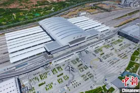 中国首条高原铁路通车40年 累计发送旅客突破1.1亿人次图片