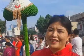 交警给考生送粽子！高考遇上端午节，这美好的寓意让大家合不拢嘴图片