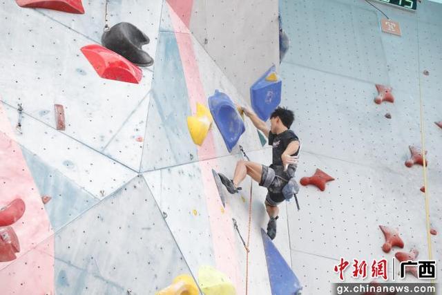 “岩壁芭蕾”燃爆攀岩小镇 南宁少年演绎“速度与激情”