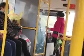 女子带电动车上公交遭拒后打电话找人，司机拒接电话，拍摄者：女子最后被轰下车视频封面