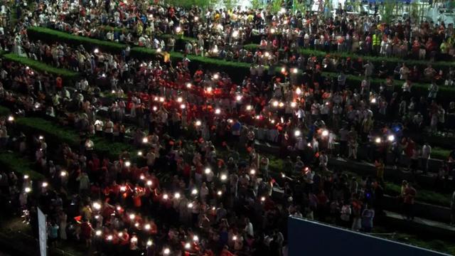 燃爆桂江！昭平“水上飞人火壶+万人合唱” 为祖国庆生