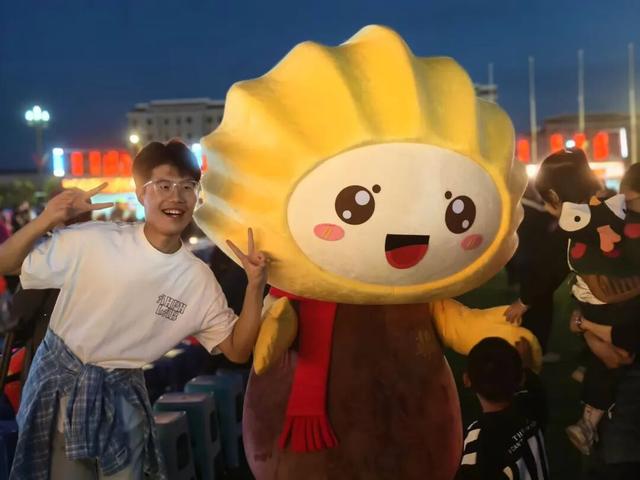 金杨映红志愿路！西部计划志愿者以青春担当点亮额济纳“文旅热”