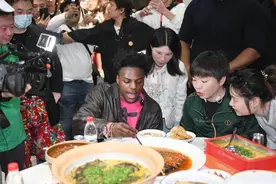 “甲亢哥”的操盘手，带NBA球星们玩转中国流量图片