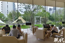 南京建邺区发布存量房“以旧换新”政策后首日，已有市民去楼盘咨询​图片